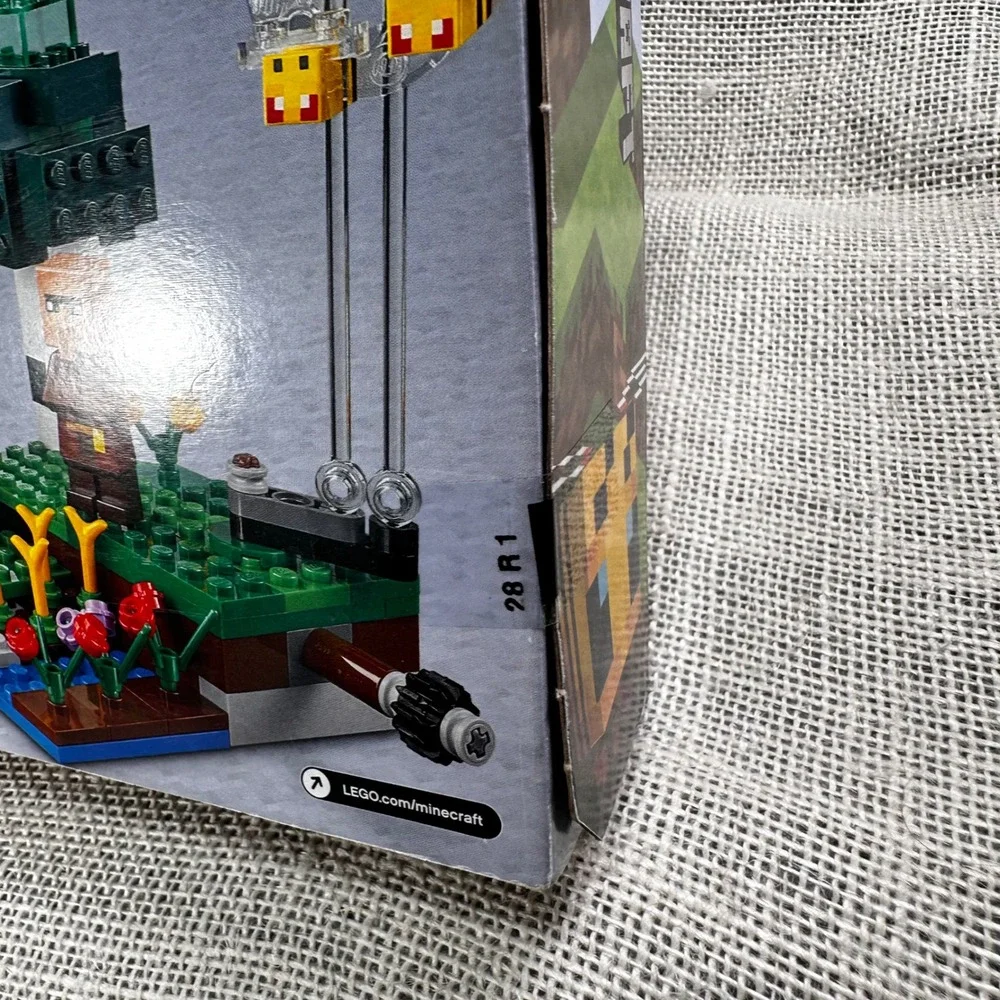 Lego minecraft bee